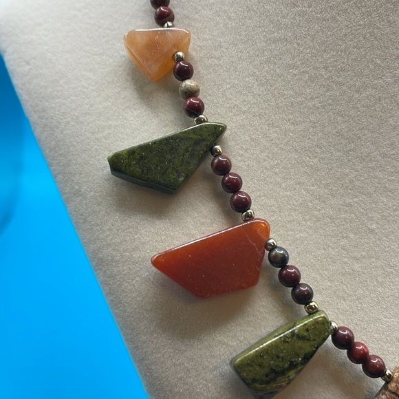 Gemstones a la necklace. - Picture 2 of 4